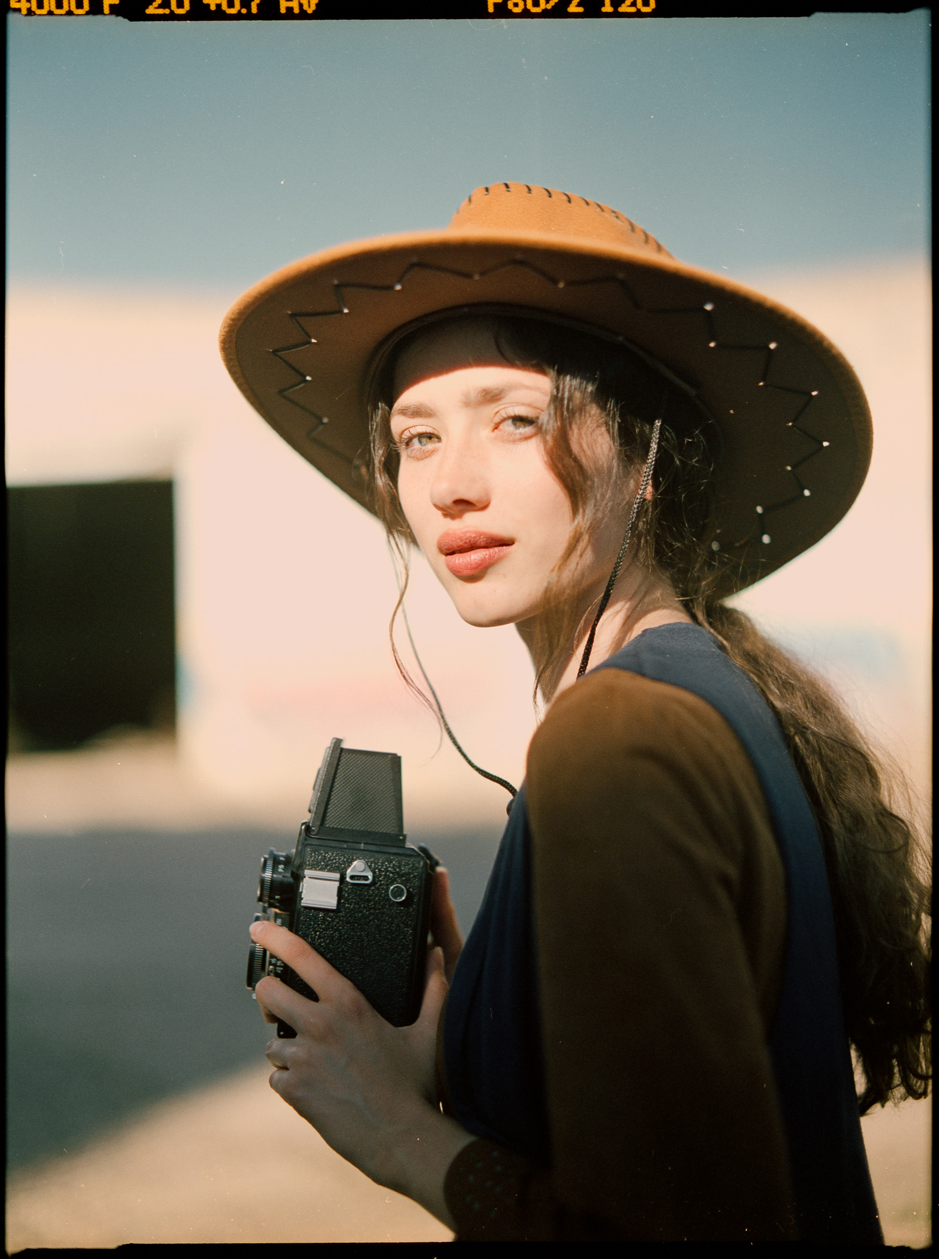 L-Rebeca-Contax645-Fuji400H-Tetenal(5-8)330-S_10